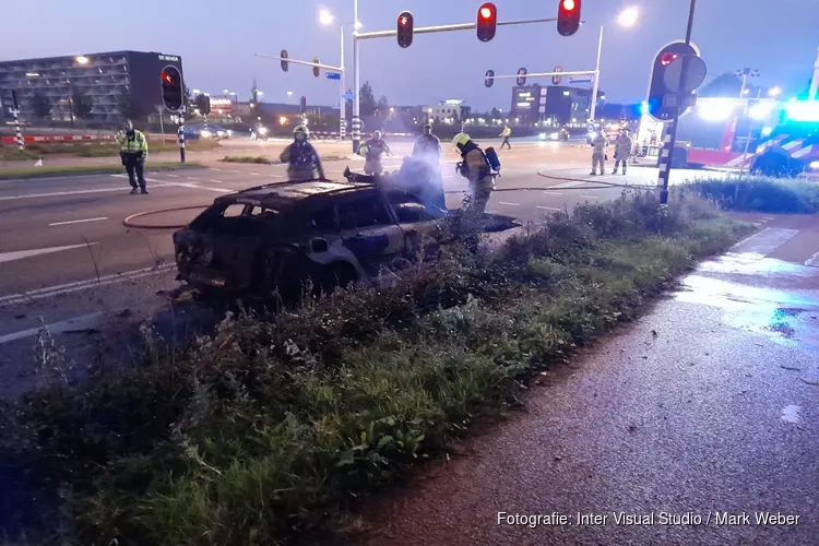 Auto vat vlam tijdens het rijden op Westtangent