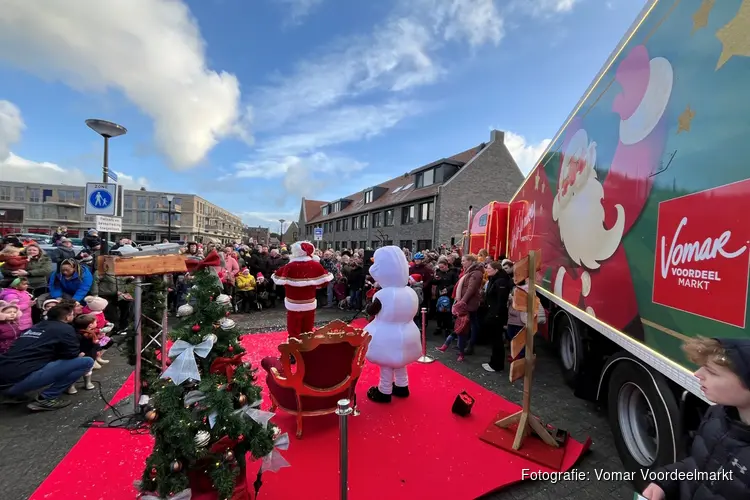 Groot feest in Heerhugowaard bij de Vomar Kersttruck met gratis kerstpakketten en sneeuw