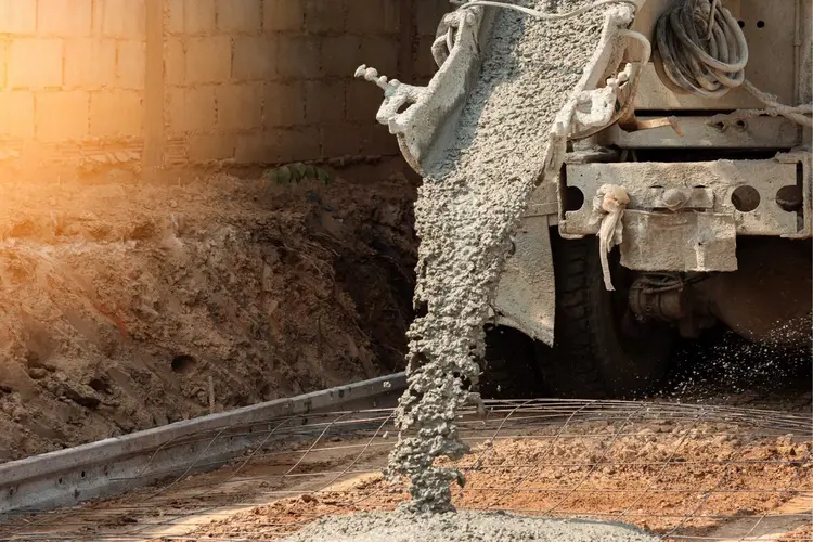 Hoe beton ciré en een gietvloer samen een minimalistische badkamer creëren