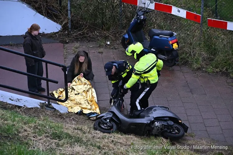 Scooter rijdt tegen hekwerk langs Westdijk in Heerhugowaard