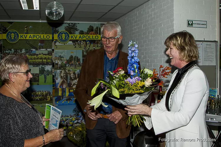 Henk Kort en Arnold Hesterman ontvangen de zilveren reiger van de gemeente Heerhugowaard