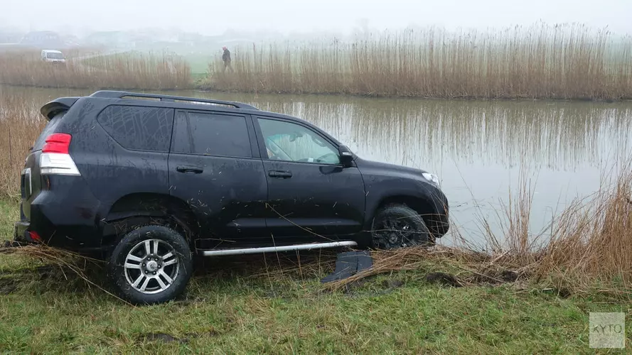 Auto rijdt te water bij Ursem