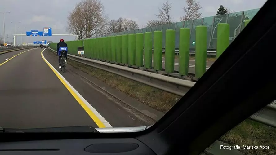 Wielrenner fietst levensgevaarlijk stukje over provinciale weg in Alkmaar